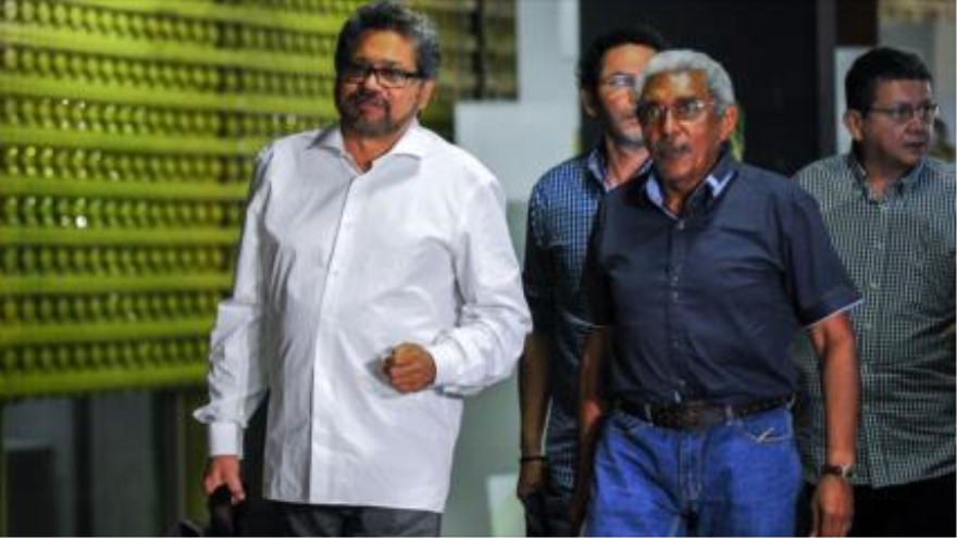 El jefe del equipo negociador de las FARC, Iván Márquez (izquierda), en La Habana (capital cubana)
