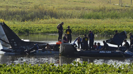 Encuentran restos de 10 víctimas de avión argentino estrellado