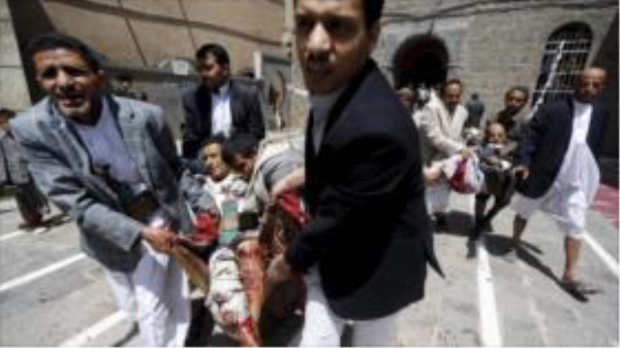 Yemeníes ayudan a los heridos en los atentados contra mezquitas en Saná. 20 de marzo de 2015