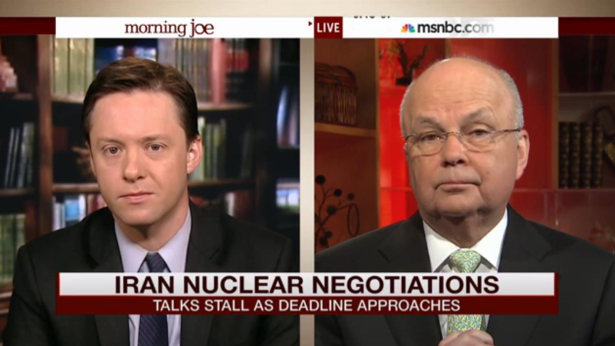 El exdirector de la CIA Michael Hayden (d) y el periodista estadounidense Michael Crowley (i). 20 de marzo de 2015