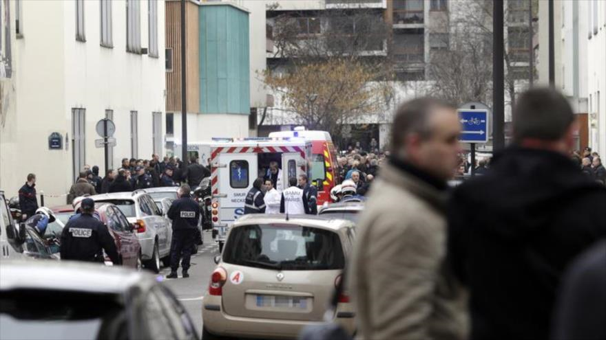 Policía y personal médico frente a la sede de Charlie Hebdo tras el brutal atentado del 7 de enero de 2015