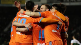 Valencia golea 4-0 a Elche y se asienta en el tercer puesto de la Liga