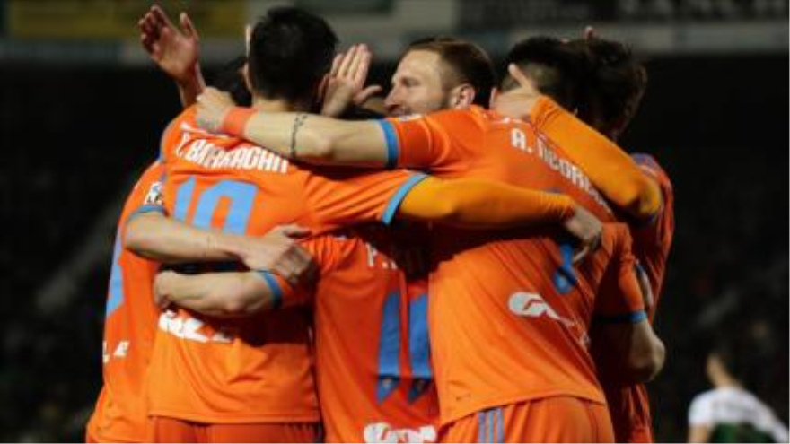 Los jugadores del Valencia celebran su victoria tras derrotar al Elche, 20 de marzo de 2015