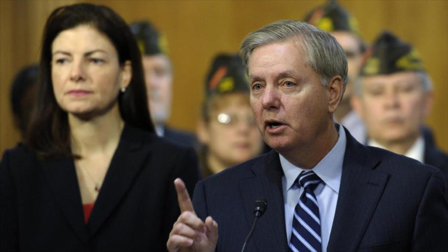 La senadora republicana Kelly Ayotte y su colega de partido Lindsey Graham