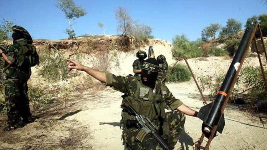 Combatientes de HAMAS apuntan su armas contra posiciones del ejército del régimen israelí