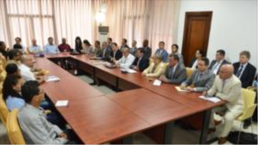 Las delegaciones del Gobierno colombiano y de las FARC durante una sesión de los diálogos de paz en La Habana, Cuba.