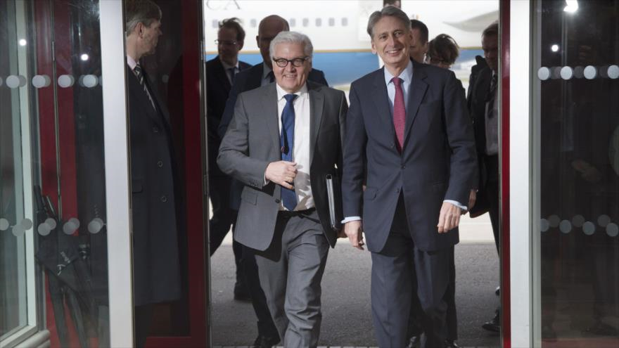 (De izquierda) El ministro de Exteriores de Alemania, Frank-Walter Steinmeier, y su par británico, Philip Hammond. 21 de marzo de 2015
