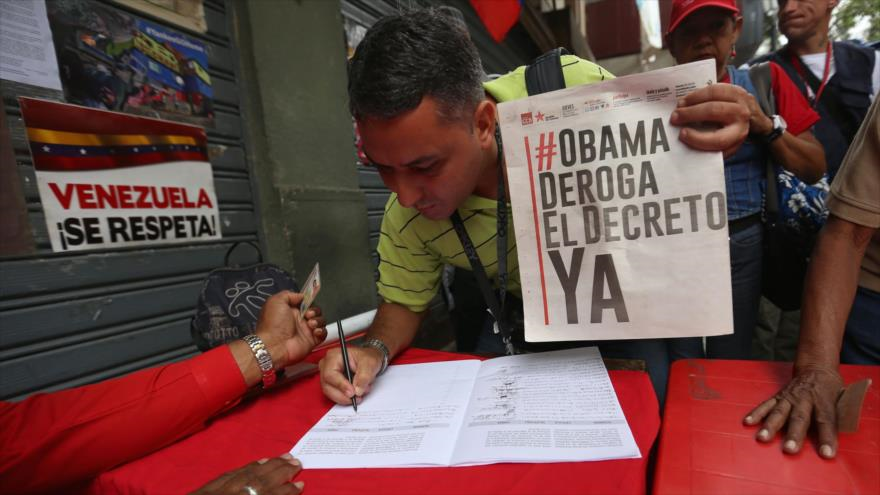 Un ciudadano venezolano firma el mensaje en solidaridad con la paz y la soberanía de Venezuela
