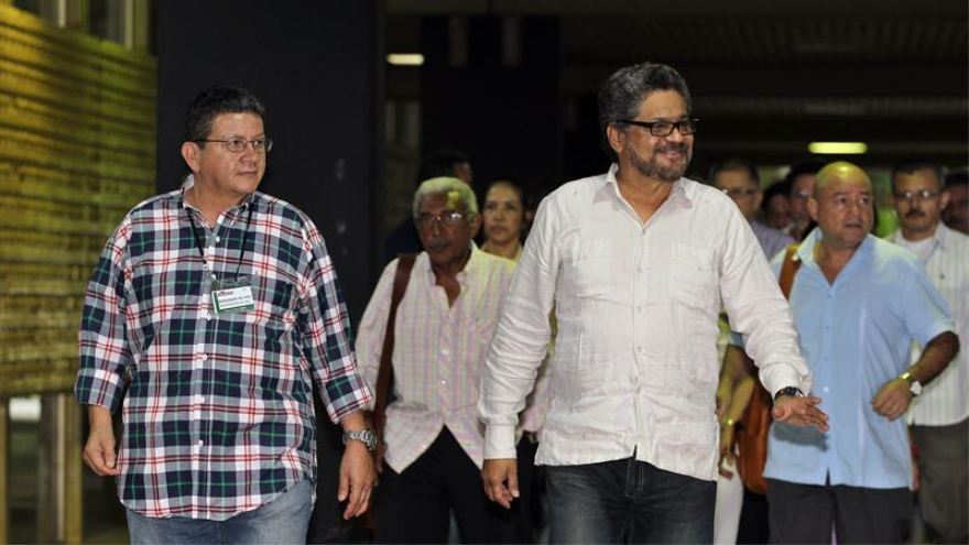 El comandante y negociador de las FARC en diálogo de paz con el Gobierno colombiano, Jorge Torres Victoria (izquierda)