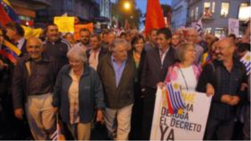 El expresidente y senador uruguayo, José Mujica, encabeza la marcha en solidaridad con Venezuela