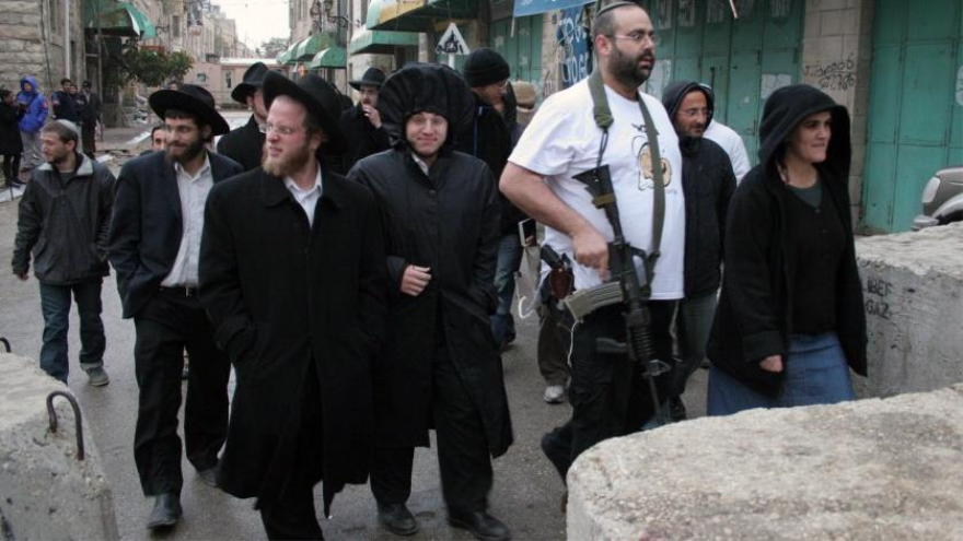 Rabinos israelíes acompañados con colonos armados en territorios ocupados palestinos