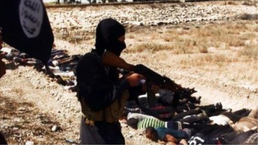 Un integrante de EIIL ejecuta a soldados de la base aérea Camp Speicher
