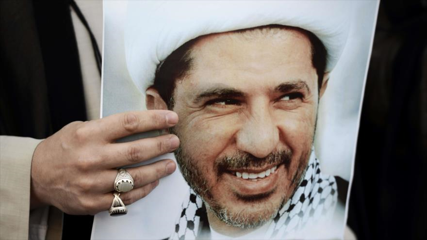 Un manifestante bareiní porta un retrato del secretario general del principal partido opositor, Al-Wefaq, el sheij Ali Salman