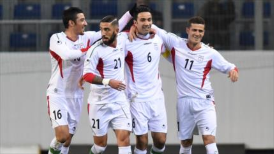 Los futbolistas iraníes celebran su primer tanto ante Chile