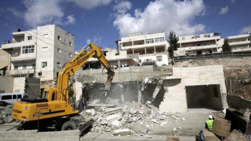 Una excavadora israelí demuele una casa palestina en Cisjordania
