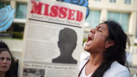 Mexicanos marchan a seis meses de la desaparición de los 43 normalistas