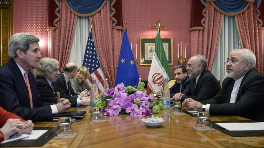 Las delegaciones negociadoras de Irán y EE.UU., encabezadas por el canciller iraní, Mohamad Yavad Zarif, y el secretario de Estado de EE.UU., John Kerry, en una reunión en Lausana, Suiza. 27 de marzo de 2015