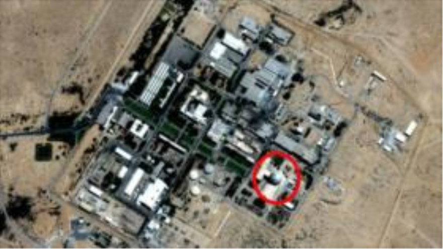 El círculo rojo marca la central nuclear de Dimona, en el desierto del Neguev, en el sur de los territorios ocupados palestinos