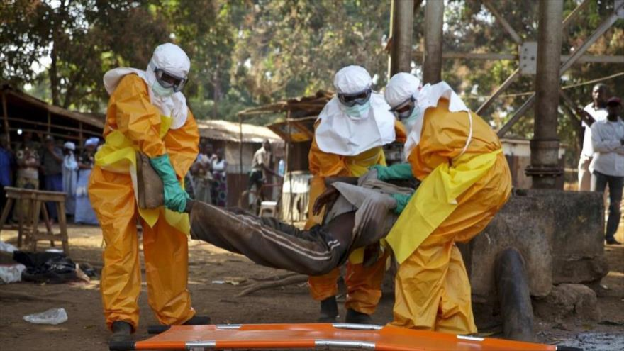 Agentes sanitarios trasladan a un afectado por el virus mortal de Ébola 