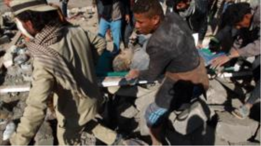 Yemeníes trasladan un cadáver recuperado bajo los escombros de un edificio destruido por los ataques aéreos saudíes contra la capital de Yemen, Saná. 26 de marzo de 2015