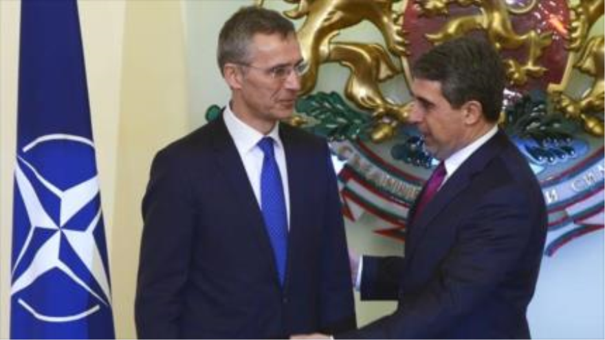 El presidente búlgaro, Rosen Plevneliev (D) da la bienvenida al secretario general de la OTAN, Jens Stoltenberg, en Sofía el 22 de enero de 2015