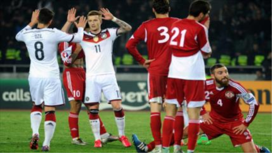 Los jugadores alemanes (blancos) festejan su victoria ante Georgia (2-0), en la eliminatoria para la Eurocopa 2016. 29 del marzo de 2015