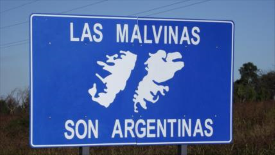 El lema "Las Malvinas son argentinas", en referencia a la reclamación de soberanía argentina sobre el archipiélago del Atlántico sur