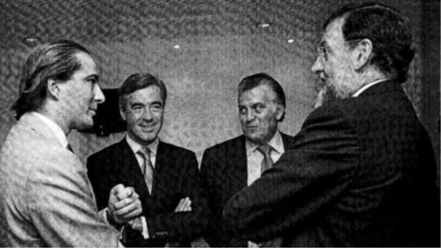 Luis Bárcenas (3º desde la izda.), en su época de tesorero del Partido Popular, junto a los altos cargos del partido Mariano Rajoy (dcha.) y Ángel Acebes (2º desde la izda.) y el arquitecto Gonzalo Urquijo, también implicado en el ‘caso Bárcenas’