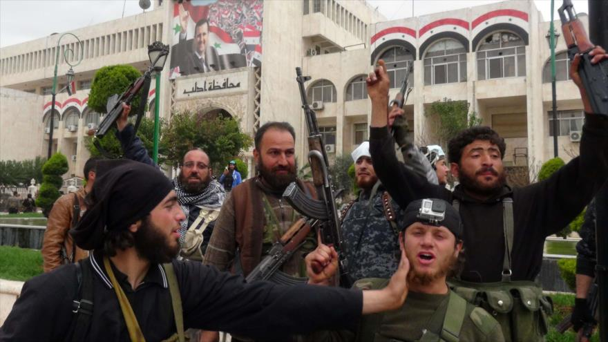 Takfiríes celebran la toma de la ciudad siria de Idlib.