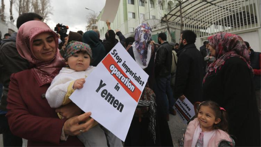Yemeníes, turcos y alemanes protestan frente a la embajada de Riad en la capital alemana, Berlín, contra la agresión militar de Arabia Saudí a Yemen. 30 de marzo de 2015