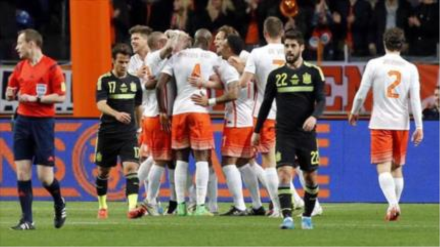 Jugadores holandeses festejan su victoria ante Alemania en un partido amistoso. 31 de marzo 