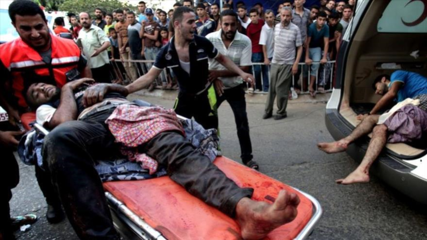 Paramédicos trasladan al hospital a dos palestinos heridos en un ataque israelí contra la Franja de Gaza