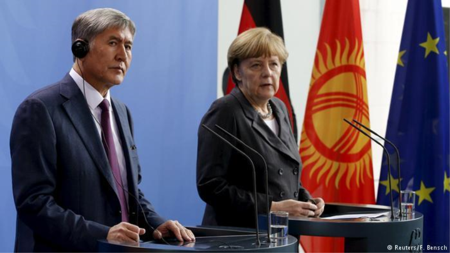 La canciller alemana, Angela Merkel, junto al presidente de Kirguistán, Almazbek Atambayev. 01 de marzo de 2015