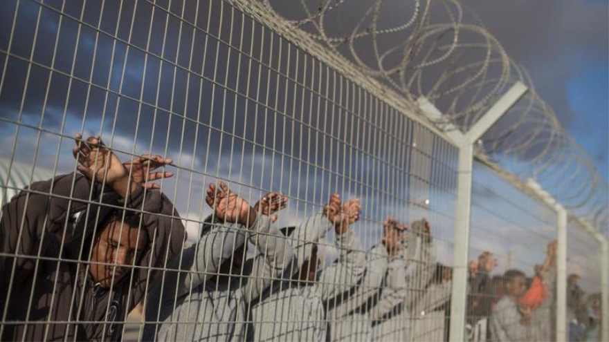 Retenidos en el campo de concentración de Holot, en el desierto del Néguev (sur de Palestina ocupada)