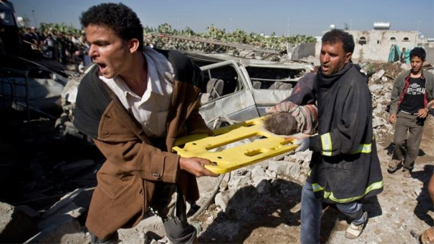 Los yemeníes extraen los cadáveres de los muertos de ataques aéreos de Arabia Saudí en su país.