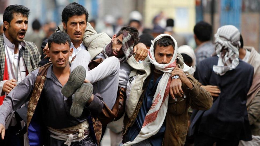 Civiles yemeníes auxilian a un herido por ataque saudí contra su país