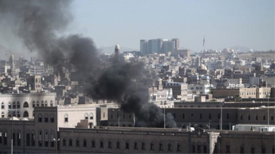 Columna de humo generada por bombardeos saudíes a Yemen 