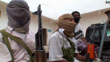 Líder de Al-Qaeda figura entre 300 presos escapados de prisión en Yemen