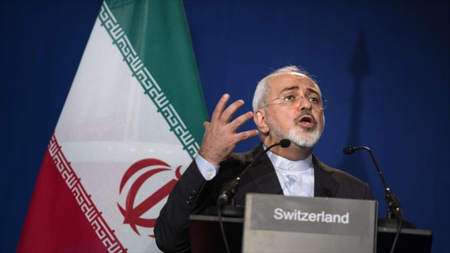 El canciller iraní, Mohamad Yavad Zarif, habla durante una conferencia de prensa en Lausanne. 2 de abril de 2015