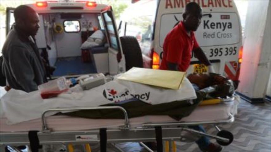 Una víctima del ataque a la universidad de Garissa, en el este de Kenia, se traslada a un hospital en Nairobi. 2 de abril de 2015