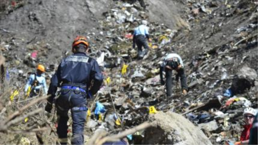 Labores de búsqueda de cuerpos del avión siniestrado A320 en los Alpes franceses