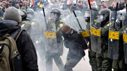 Policía canadiense reprime protesta anti-austeridad en Montreal
