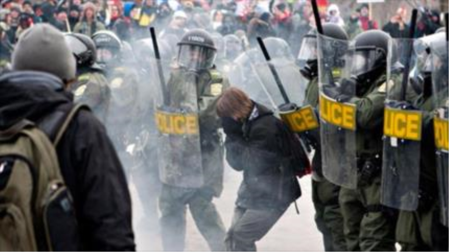 Policía canadiense se enfrenta con los estudiantes en una protesta estudiantil contra el alza de matrículas universitarias en Quebec