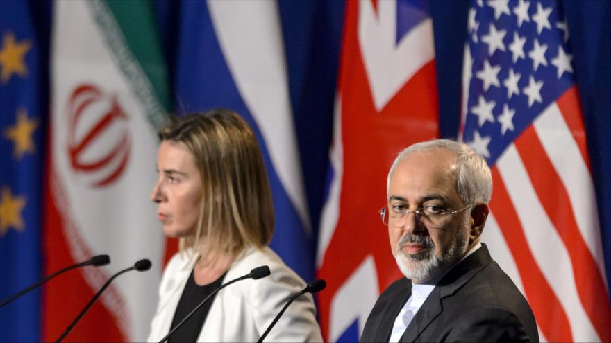 Canciller iraní, Mohamad Yavad Zarif (derecha)y jefa de la Diplomacia europea , Federica Mogherini. El 2 de abril de 2015