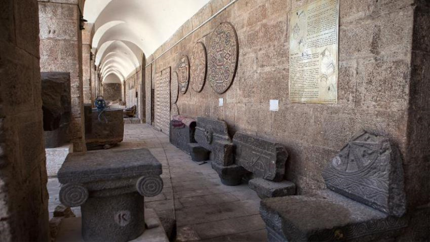 La imagen muestra las antigüedades y los mosaicos presentados en el museo de Maaret al-Numan, ubicado en la Provincia de Idlib, noroeste de Siria