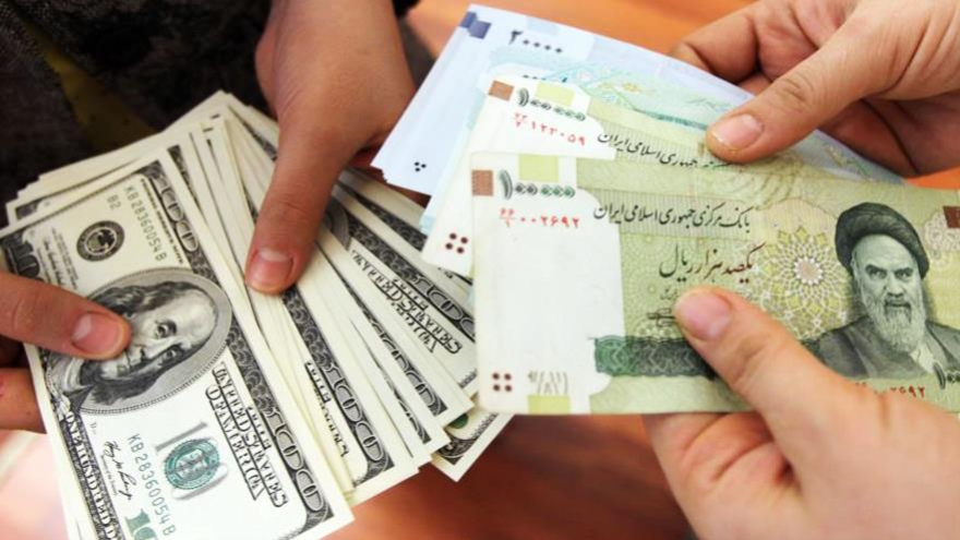 Moneda estadounidense dólar (izquierda) y el rial persa (drecha