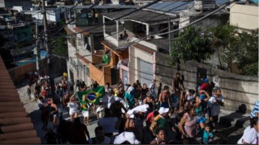 Habitantes de uno de las favelas de Alemao, norte de la ciudad brasileña de Río de Janeiro, se manifiestan por el asesinato de un niño a manos de la policía. 03 de abril de 2015