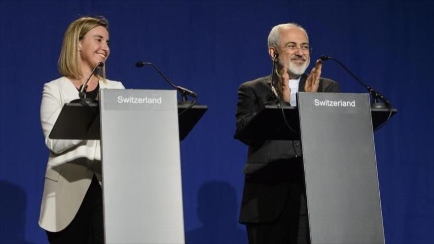 El canciller iraní, Mohamad Yavad Zarif, (derecha) y la jefa de la Diplomacia de la Unión Europea (UE), Federica Mogherini, (izquierda)