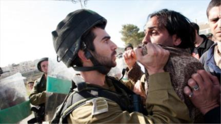 Soldado israelí, atacando a un joven palestino 