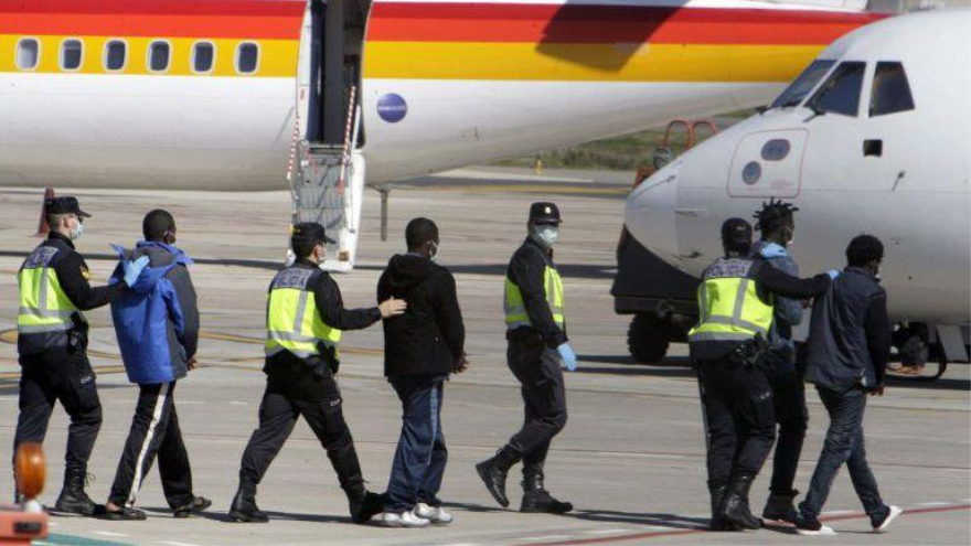 Las expulsiones exprés de inmigrantes en España